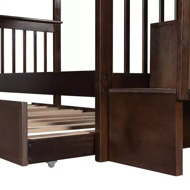 Lit superposé jumeau sur jumeau avec lit gigogne et escalier, espace de rangement optimisé