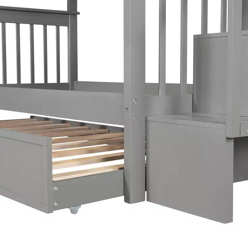 Lit superposé jumeau sur jumeau avec lit gigogne et escalier, espace de rangement optimisé